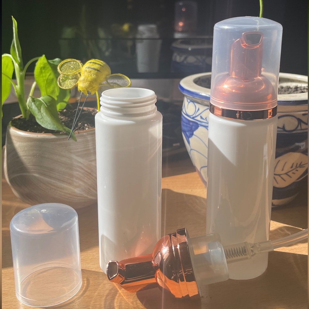 6 PCs Rose Gold Foaming  Dispenser for Cleaning.    New seat of 4 /PK of 6 16.oz
